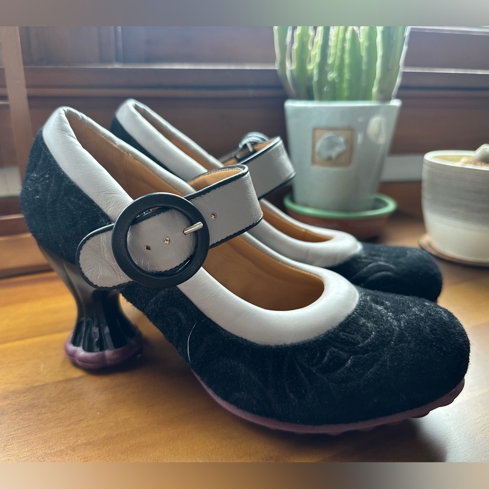 Fluevog NEARLY NEW Cosmos Ceres black suede and beige padded Mary Jane heel- 9.5 - Picture 2 of 16